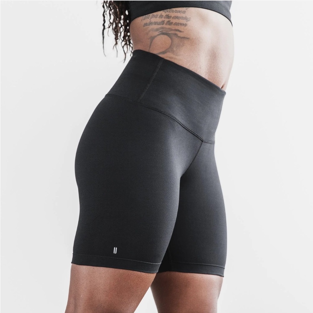 NOBULL Women’s High-Rise Matte Short 6" EUC